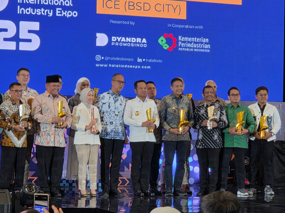 Penyerahan Penghargaan sebagai Lembaga Pemerintahan yang Memberikan Dukungan Program Halal Terbaik  oleh Kementerian Perindustrian pada penganugerahan Indonesia Halal Industry Award 2025